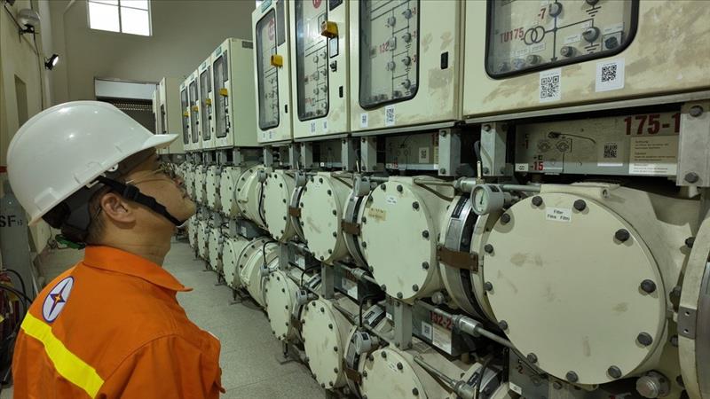 Căng mình giữa nắng nóng cao điểm, bảo vệ an toàn hệ thống truyền tải điện phía Bắc